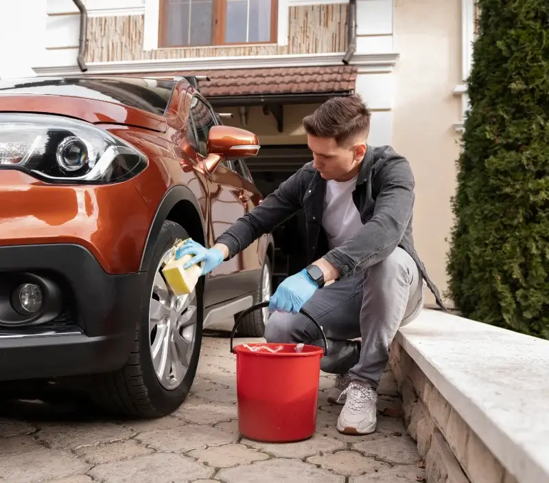 Lavage auto à domicile Saint-Nazaire : professionnel intervenant sur un véhicule